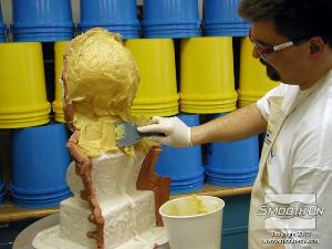 לחיצה להגדלת תמונה מורחים את הפוליאוריטן לגיבוי. יש להקדפיד להכניס את החומר גם לתעלת הנעילה שיוצרה קודם לכן בחימר לעיצוב. 