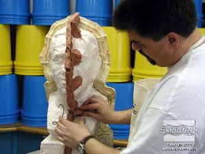 לחיצה להגדלת תמונה מחזקים את קו החלוקה עם חימר לעיצוב. 