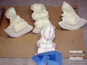 לחיצה להגדלת תמונה תבנית הפוליאוריטן ותבנית הגיבוי מוכנים לתהליך היציקה. 