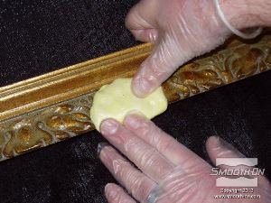 לחיצה להגדלת תמונה לוחצים את הבצק כנגד התבליט שאותו רוצים להעתיק