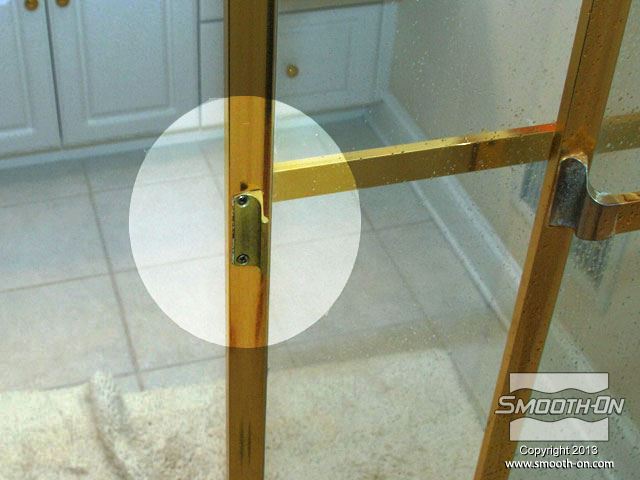 ידית הפליז המקורית נסדקה ונשברה עם הזמן.