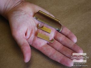 לחיצה להגדלת תמונה ידית דלת המקלחת השבורה.