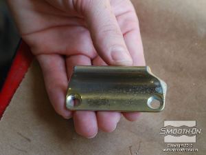 לחיצה להגדלת תמונה לוקחים ידית זהה מדלת אחרת שתשמש כמודל להכנת תבנית הסיליקון Oomoo® 30.