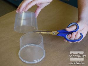 לחיצה להגדלת תמונה חותכים כוס פלסטיק גדולה לגודל מתאים. הכוס תשמש כמסגרת לתבנית הסיליקון ליציקה Oomoo® 30.