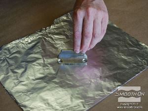 לחיצה להגדלת תמונה לוחצים בחוזקה את הידית על מרכזה נייר האלומינים.