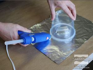 לחיצה להגדלת תמונה שמים את כוס הפלסטיק מסביב למודל ומדביקים אותה בדבק חם לבסיס. מיכל הפלסטיק צריך להיות במרחק של לפחות 1.5 ס