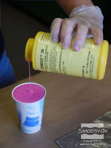 לחיצה להגדלת תמונה מודדים את הכמות הרצוייה של בסיס סיליקון ליציקה Oomoo® 30.