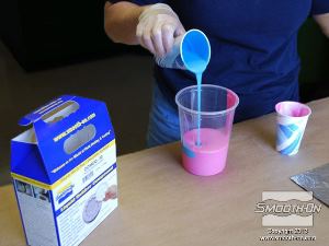 לחיצה להגדלת תמונה שופכים את שני המרכיבים למיכל ערבוב גדול ומערבבים בקפידה.