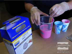 לחיצה להגדלת תמונה מערבבים עד שמתקבלת תערובת בצבע אחיד לגמרי. מקפידים לגרד את החומר מתחתית וצידי המיכל.