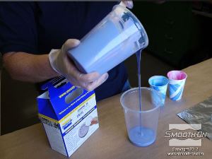 לחיצה להגדלת תמונה לאחר שהסיליקון Oomoo® 30 הנוזלי בצבע אחיד, מעבירים את הנוזל למיכל ערבוב (נקי) שני.