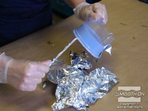 לחיצה להגדלת תמונה לאחר שהסיליקון ליציקה Oomoo® 30 התמצק, מסירים את נייר האלומיניום מהתבנית