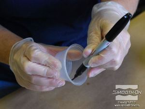 לחיצה להגדלת תמונה מסמנים קו מדידה על כוס קטנה. כמות קטנה מאוד של פוליאוריתן קשיח Task® 9 תספיק עבור היציקה.