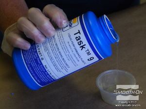 לחיצה להגדלת תמונה בעזרת אותה כוס מדידה, מודדים בעזרת בקו את המקשה של פוליאוריטן ליציקה Task® 9.