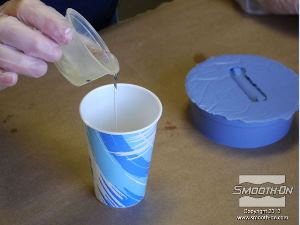 לחיצה להגדלת תמונה שופכים את המקשה אל מיכל הערבוב המכיל את אבקת המתכת.