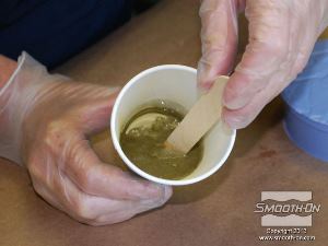 לחיצה להגדלת תמונה מערבבים ביסודיות את המקשה עם אבקת המתכת ומקפידים לגרד את החומר מתחתית וצידי המיכל.