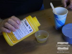 לחיצה להגדלת תמונה מודדים לפי הקו בכוס המדידה הקטנה כמות זהה בנפח של בסיס פוליאוריתן ליציקה Task® 9.