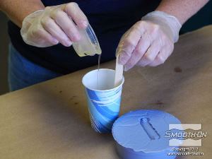 לחיצה להגדלת תמונה יוצקים את הבסיס למיכל הערבוב המכיל את המקשה המעורבב באבקת המתכת.