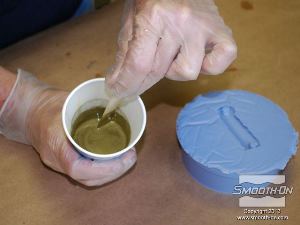 לחיצה להגדלת תמונה מערבבים בקפידה ומקפידים לגרד את החומר מתחתית וצידי המיכל מפעם לפעם.