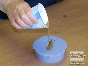 לחיצה להגדלת תמונה יוצקים לאט את הפוליאוריתן Task® 9  לחלל התבנית עד שהיא מלאה לגמרי.