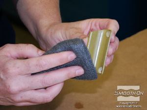 לחיצה להגדלת תמונה מבריקים את היציקה בעזרת צמר פלדה.