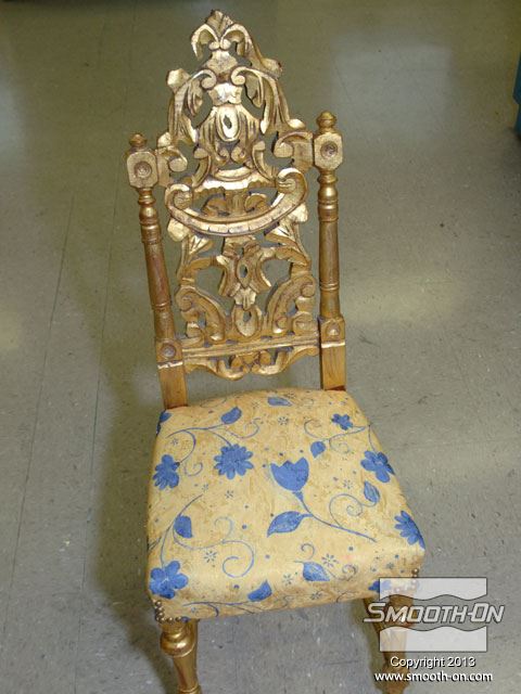 כסא עתיק פגום שנקנה במכירת חצר.