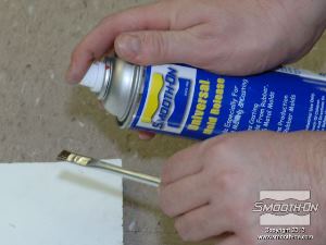 לחיצה להגדלת תמונה מרססים חומר הפרדה Universal mold release על מברשת.