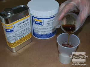 לחיצה להגדלת תמונה מערבבים את הבסיס והמקשה במיכל ערבוב.