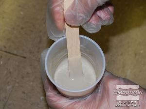 לחיצה להגדלת תמונה מערבבים את הבסיס והמקשה עד שמתקבלת תערובת בצבע אחיד.