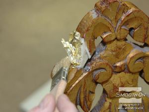 לחיצה להגדלת תמונה שמים על יציקת הפוליאוריתן Smooth-Cast® 385 עלה זהב כדי להתאים לגימור העץ הקיים.