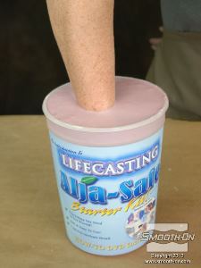 לחיצה להגדלת תמונה טובלים באיטיות את היד בג'ל אלגינאט Alja-Safe® ומשאירים אותה בלי להזיז במשך 8-10 דקות, עד שהג'ל מתמצק.