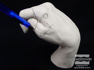 לחיצה להגדלת תמונה מניחים ליציקה להתמצק במשך הלילה. לאחר מכן, מסמנים את קווי המתאר של העיצוב בעפרון.