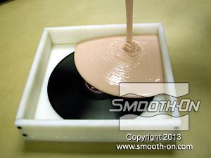 לחיצה להגדלת תמונה מודדים, מערבבים, מכניסים לתא ואקום ויוצקים את הסיליקון הנוזלי Smooth-Sil® 940 על המודל המקורי.