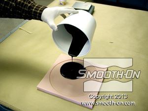 לחיצה להגדלת תמונה יוצקים לתבנית הסיליקון Smooth-Sil® 940 פוליאוריתן ליציקה TASK® 4 ומניחים לו להתמצק.