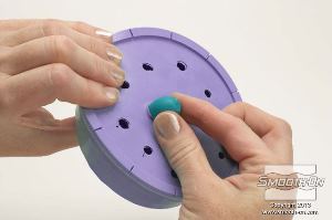 לחיצה להגדלת תמונה לאחר שהסיליקון ליציקה Oomoo® 30 התמצק, חולצים אותו מהמיכל ומוציאים את חרוזי החימר.