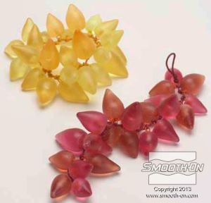 לחיצה להגדלת תמונה משייפים את החרוזים ומשחילים דרכם חוט כדי להכין את הצמידים המקוריים שבתמונה.