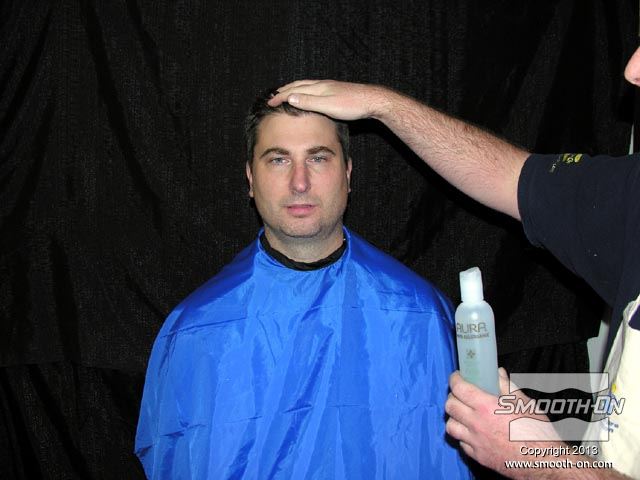 מכינים את שיער המודל ע"י מריחתו בג