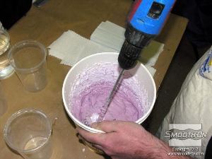 לחיצה להגדלת תמונה שימוש במקדחה עם מערבל מאפשר לערבב כמות גדולה של אלגינט באופן אחיד ובמהירות