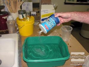 לחיצה להגדלת תמונה מוסיפים מלח למים פושרים( 27°C) כדי לקצר את זמן ההתקשות של תחבושות הגבס.