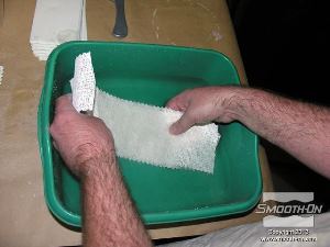 לחיצה להגדלת תמונה טובלים את תחבושות הגבס במי המלח.