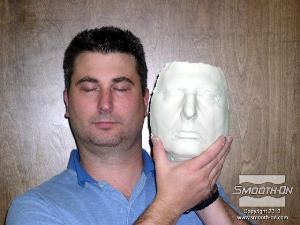 לחיצה להגדלת תמונה ניתן לראות את המודל עם העתק מדוייק של פניו.