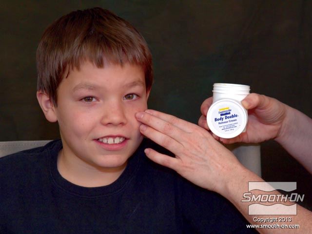 למרות שהBody Double אינו נדבק לעור הוא עלול "לעטוף" שערות ולכן כדאי למרוח חומר הפרדה על אזורי הפנים המכוסים בשער.  מורחים חומר הפרדה לגוף   Body Double Release cream  לפני מריחת הסיליקון.