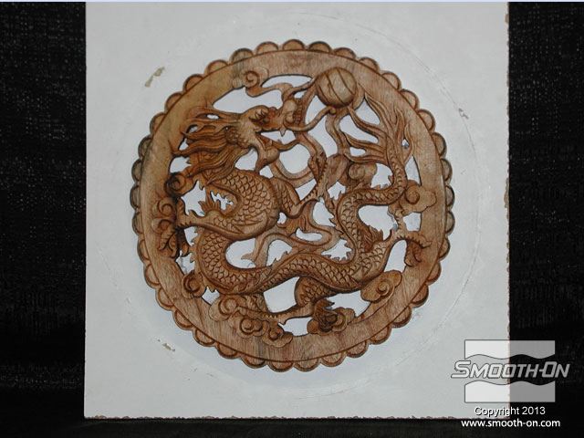 אוטמים את מודל העץ המגולף המקורי בעזרת SuperSeal®. לאחר מכן מדביקים את המודל ללוח הבסיס.