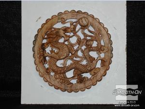 לחיצה להגדלת תמונה אוטמים את מודל העץ המגולף המקורי בעזרת SuperSeal®. לאחר מכן מדביקים את המודל ללוח הבסיס.