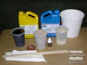 לחיצה להגדלת תמונה מודדים כמויות שוות לפי נפח של חלקי הבסיס והמקשה של שרף הפוליאורתן Smooth-Cast 320 וגם של הפילר Ure-Fil® 5.