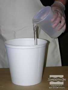 לחיצה להגדלת תמונה שופכים למיכל ערבוב את חלק המקשה של פוליאוריטן קשיח מהיר ליציקה Smooth Cast 320.