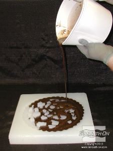 לחיצה להגדלת תמונה לאחר שהתערובת בצבע אחיד ומעורבבת כראוי, שופכים אותה בעדינות לנקודה אחת בתבנית הסיליקון. מניחים לנוזל למלא את כל אזורי התבנית עד שחלל התבנית מלא לגמרי בשרף הפוליאוריתן.