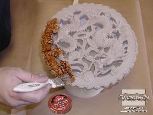 לחיצה להגדלת תמונה מורחים על יציקה משחת נעלים חומה כדי להעניק לה אפקט של סיבי עץ. ניתן להשתמש גם במגוון צבעי עץ לקבלת אפקטים שונים.