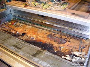 לחיצה להגדלת תמונה רצפת המקרר עשויה מפלדה מגלוונת, שלאחר שנים של חשיפה לחומצות ותוצרי מזון שונים, החלידה לגמרי והחלה לדלוף.