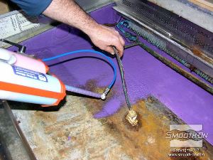 לחיצה להגדלת תמונה מתיזים סיליקון EZ-Spray על יריעת הסיליקון ועל רצפת הפלדה. סיליקון זה מתפלס בעצמו ויוצר שכבה אחידה וחלקה.