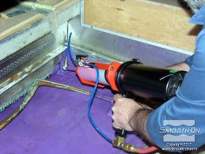 לחיצה להגדלת תמונה ראש הריסוס מאפשר לבצע התזה מדוייקת של הסיליקון גם אל מקומות שקשה להגיע אליהם.